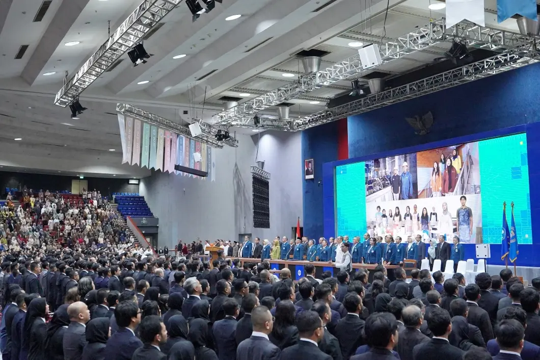 ITB Lantik 866 Lulusan Profesi, Emil Dardak Raih Predikat Lulusan Terbaik