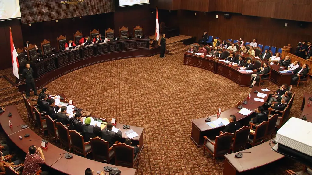 MK Tolak Permohonan Uji Materiil soal Kompensasi Tiang Listrik PLN