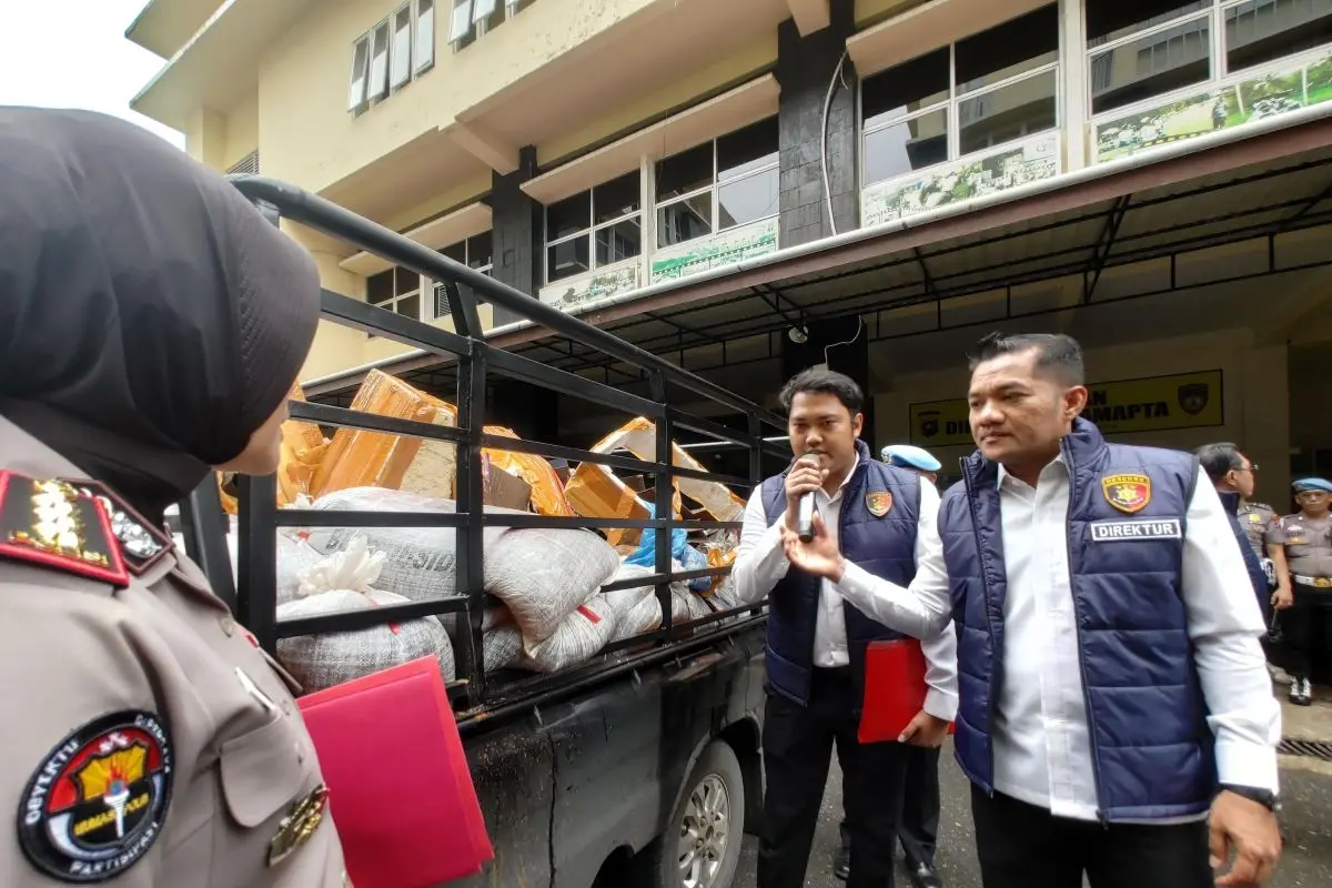 Polda Sumbar Bongkar Modus Penyelewengan Solar Subsidi, 37 Karung Disita
